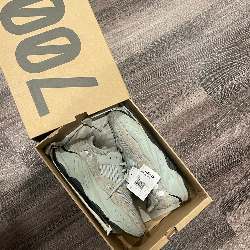 YEEZY 700 Men